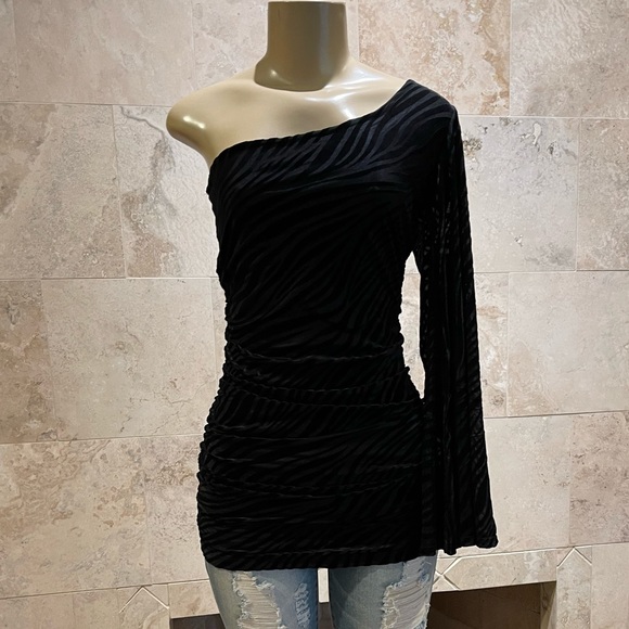 Arden B. One shoulder velvet top in black - Picture 2 of 9